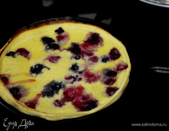 Разогреем чугунную сковороду. Положим слив.масло и растопим в нем.Поможем растечься  по все сковороде.Выльем наше жидкое тесто в него.Выложим по всей поверхности ягоды/не все немного оставим для украшения блюда/.Поставим в духовку на 15-18мин.