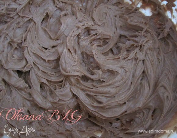 Для оформления в оставшийся крем добавить 75-100 гр. масла, по желание немного пудры, взбить.