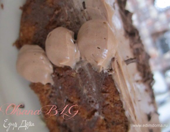 Сначала выровнять верх торта. Затем оформить бока, для этого с корнетика или кулечка на бока нанести небольшие кружочки.