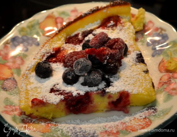 Подаем разрезав на 4 части,присыпав сах.пудрой и ягодами.