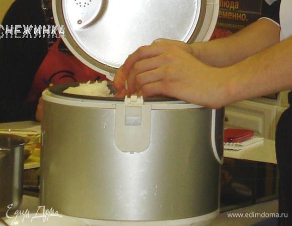 Подготовить рис, как описано в рецепте: http://www.edimdoma.ru/retsepty/41433-nigiri-sushi-i-rolly-mk-po-varke-risa-i-formirovaniyu-sushi-i-rollov-bonus-perechnoe-varenie