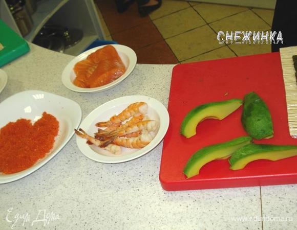 Подготовить остальные продукты, креветки отварить, очистить, авокадо очистить от кожуры, 0,5 листа нори нарубить тонкой соломкой.