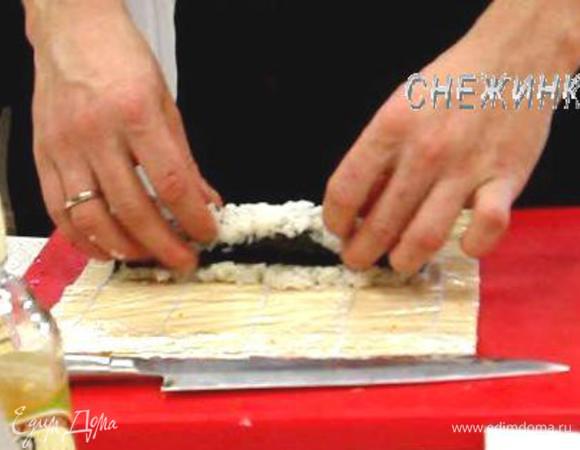 Сначала без помощи коврика, ничего не прижимая, аккуратно сворачиваем рулет, получается «ежик». 