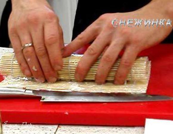 Затем с помощью коврика, немного придавливая, придаем форму. 