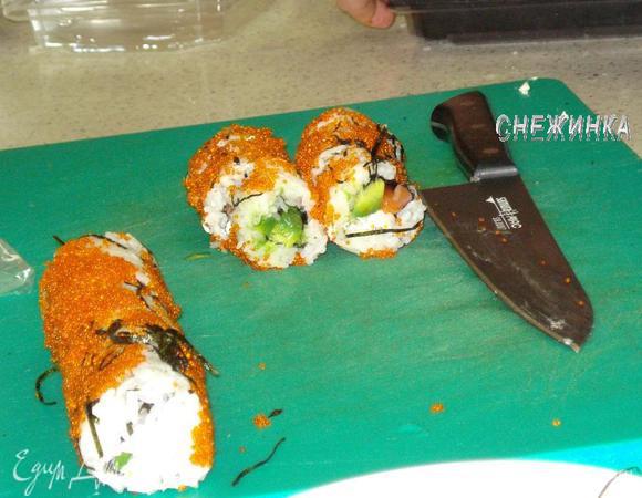 И можем разрезать роллы, обязательно острым ножом!