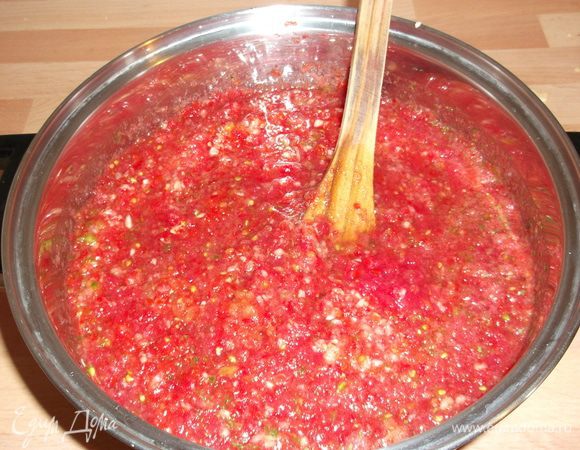 Все овощи перемалываем на мясорубке,желательно в эмалированную посуду.Добавляем соль,сахар, уксус и перемешиваем деревянной лопаткой