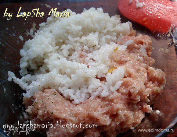 Куриный фарш посолить и поперчить, добавить сушенной или свежей мелкорубленной петрушки. Хорошенько перемешать и добавить остывший рис. 