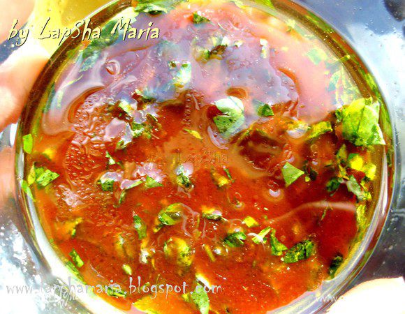 Смешаем все ингредиенты для соуса: кетчуп, оливковое масло, соевый соус, мелкорубленную петрушку и табаско. ? капель табаско на эту порцию дадут вам среднюю остроту, можно увеличить или уменьшить по желанию. Я вам советую просто попробовать сам соус прежде чем мазать на мясо и подкорректировать его под свой вкус.
