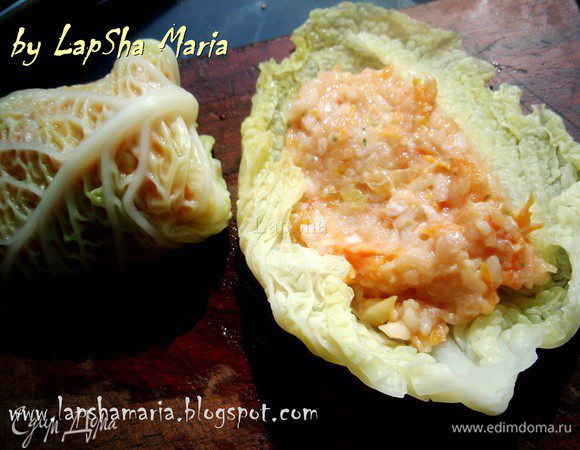 Листики савойской капусты окинуть на дуршлаг, обсушить листики с помощью бумажного полотенца. В каждый листик положить по 1-2 ст.л. начинки. Аккуратно завернуть в небольшие прямоугольники.
