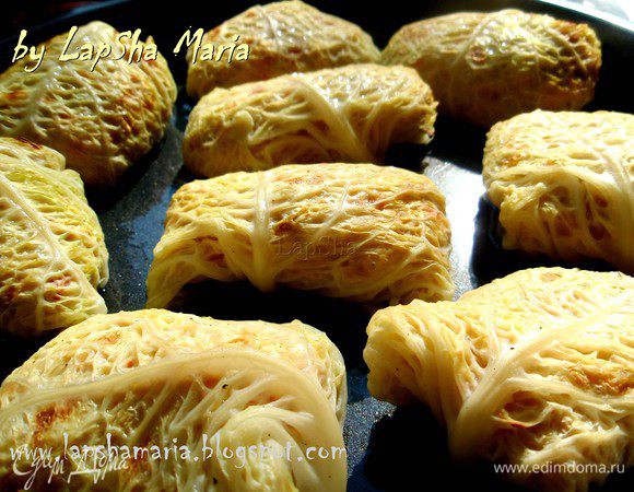 Поставить в духовку при температуре 200С на 30-40 минут. Готовые голубцы подавать со сметаной или томатным соусом. Получаются очень нежные, чуть румяные и вкусные голубцы, приятного аппетита!  