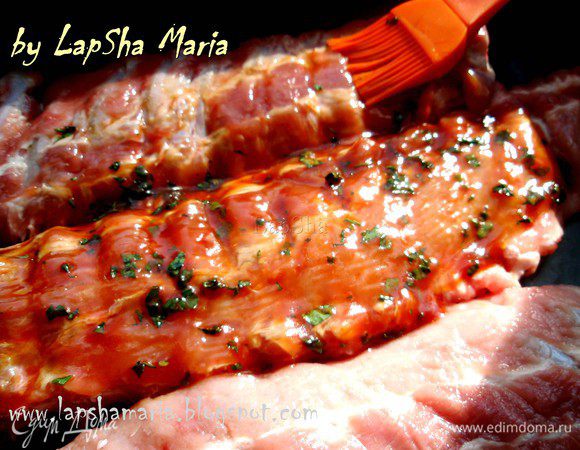 Ребрышки хорошенько вымыть, обсушить бумажными полотенцами, положить в форму для запекания и смазать нашим соусом со всех сторон. Очень удобно это делать кистью.