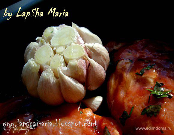 У чеснока срезаем верхушку, укладываем в форму к мясу и сбрызгиваем оливковым маслом. Можно сверху присыпать любимыми травами или соусом, если он у вас остался. Наливаем примерно 50 мл. воды.