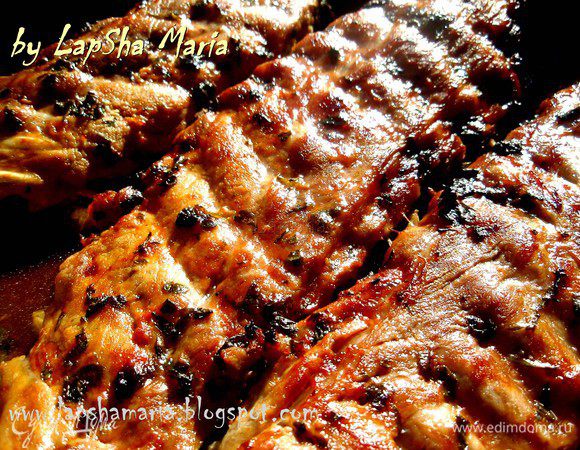 Ставим в духовку при температуре 220С на 40-50 минут. В процессе готовки периодически поливаем мясо и главное чеснок соусом, который образовывается на дне формы. При необходимости добавляем немного воды.