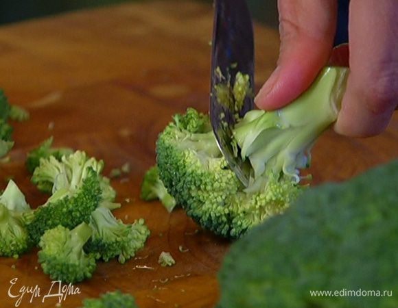Брокколи разобрать на мелкие соцветия, черенки срезать.
