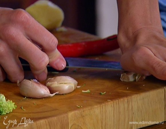 Чеснок раздавить плоской стороной ножа, почистить и мелко порубить.