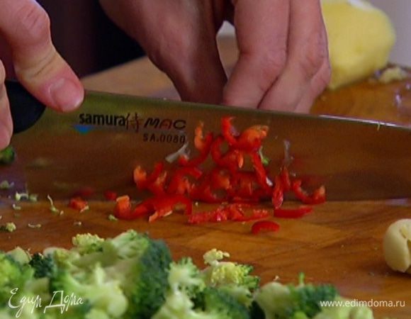 Чили порезать мелкими полосками (если любите острое, семена не вынимайте).