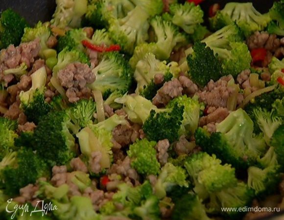 Когда мясо посветлеет, добавить брокколи, перемешать.