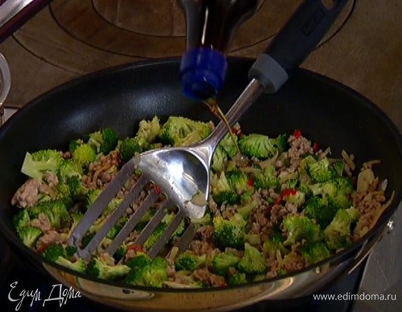 Через минуту влить соус Nam Pla и мед и готовить, перемешивая, еще несколько минут.