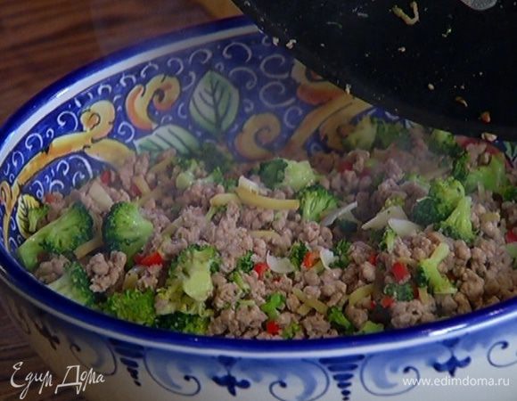 Выложить свинину с брокколи в хорошо прогретое керамическое блюдо и сразу подавать или затянуть пищевой фольгой и поставить в теплое место, чтобы не остыло.