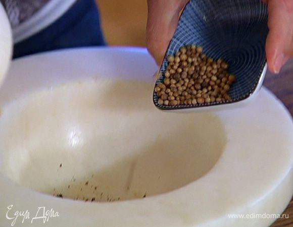 Гвоздику растереть в ступке в пудру, добавить кориандр и слегка размять, чтобы он раскрылся.