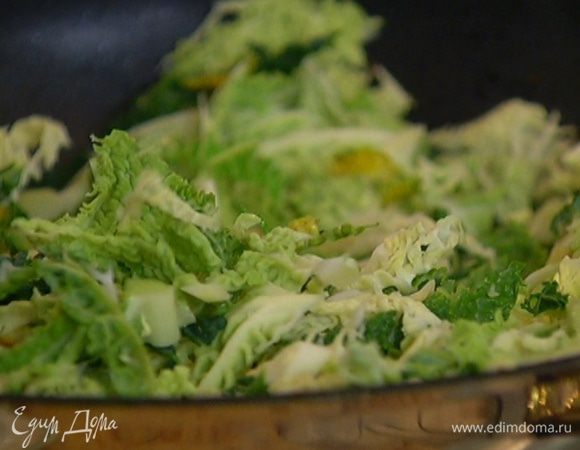 Разогреть в сковороде оливковое и сливочное масло, выложить измельченную гвоздику и кориандр, добавить капусту и, помешивая, обжаривать.