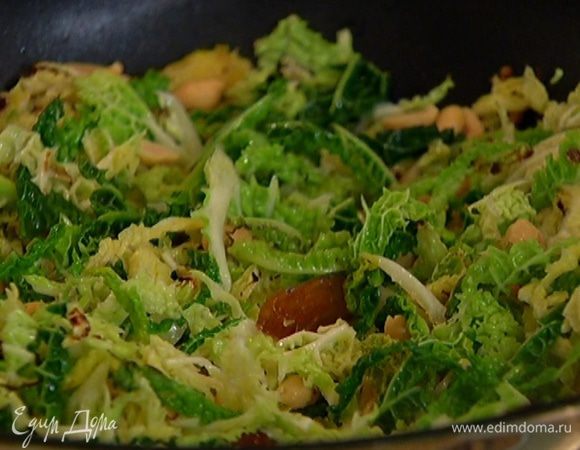 Когда капуста будет практически готова, добавить финики. В самом конце всыпать орехи, все перемешать и снять с огня.