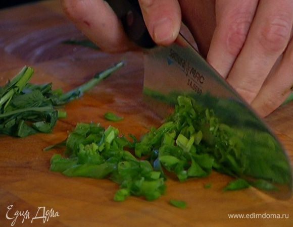 Зеленый лук и тархун мелко порубить.