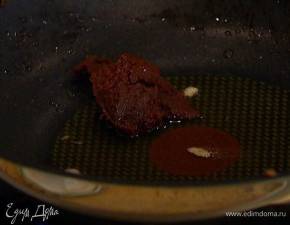 Разогреть в сковороде вок кунжутное и оливковое масло, добавить пасту карри, перемешать.