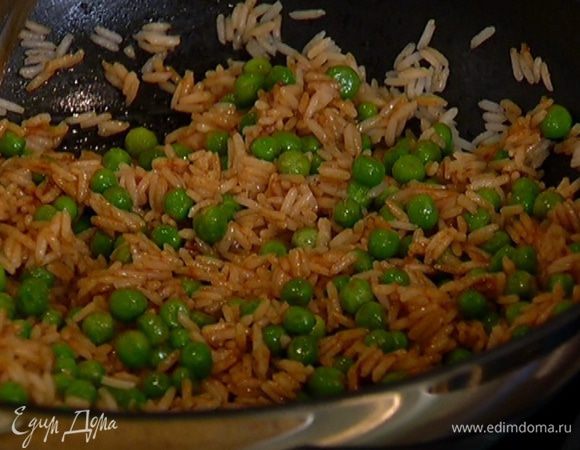 Выложить в вок рис, зеленый горошек, посыпать сахаром, влить соевый соус и, помешивая, обжаривать 3–4 минуты, затем выключить огонь.