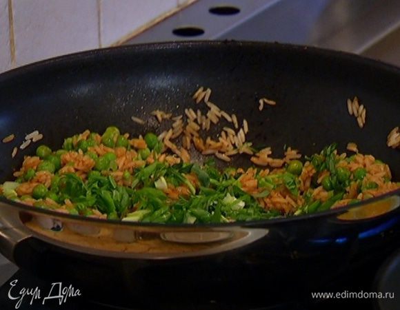 Всыпать нарубленные лук и тархун, перемешать.