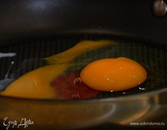 Разогреть сухую сковороду и, непрерывно перемешивая, пожарить яйца.