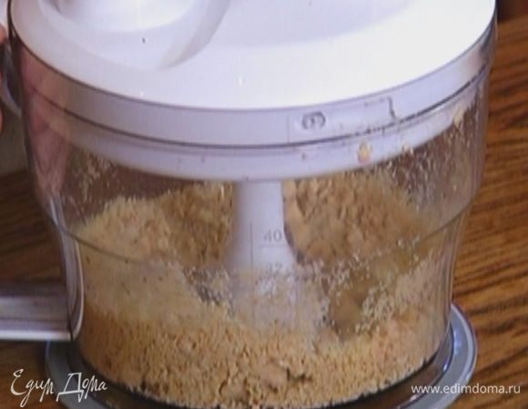 Фундук измельчить в блендере в крупную крошку.