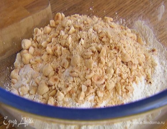 Муку перемешать с орехами, разрыхлителем и солью.