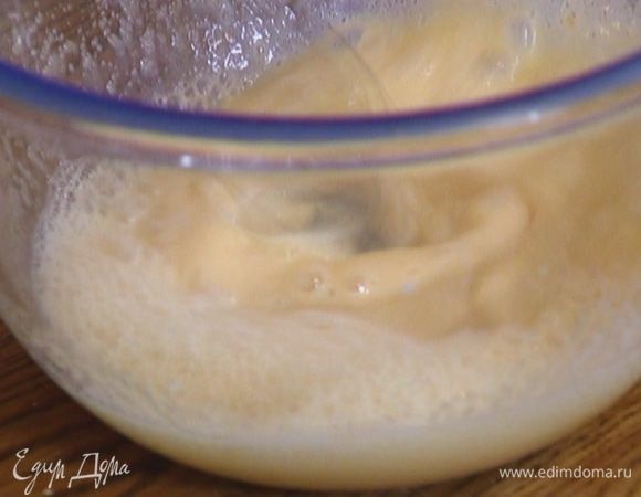 Яйцо взбить миксером с молоком и сахаром. 