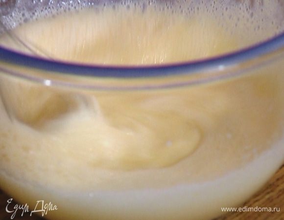 Не прекращая взбивать, влить оливковое масло.