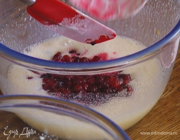 Когда масса станет однородной, добавить ягоды и перемешать.