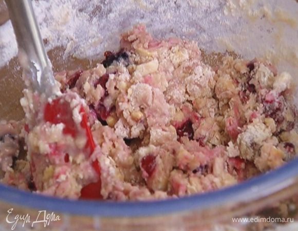 Всыпать муку с орехами и очень быстро вымешать —  тесто не должно быть идеально гладким. 