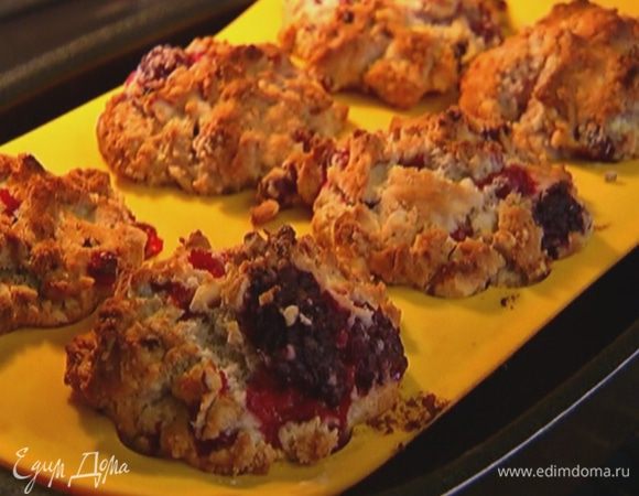 Разложить тесто в формочки для маффинов и отправить в разогретую духовку на 25–30 минут.