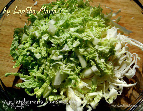 Оба вида капусты мелко нашинковать, присолить и как следует помять руками в миске, пока капуста не даст сок и не станет мягкой.