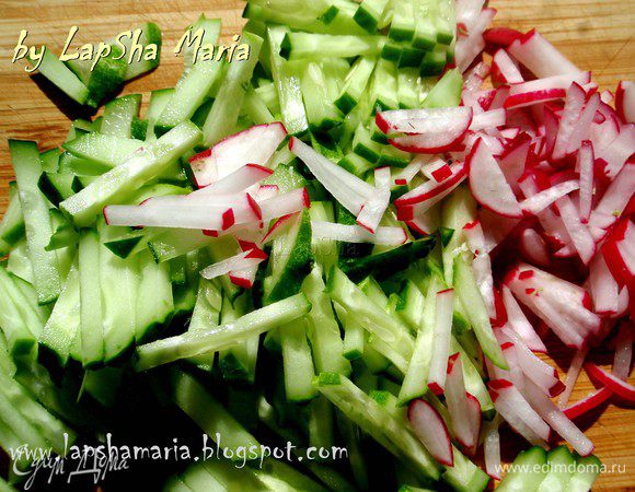 Порежем на небольшие полосочки огурчик и редиску.