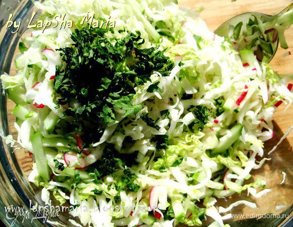 Мелко нарубим петрушку и смешаем все вместе в миске.