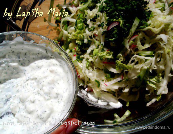 Приготовим соус, для этого в миске смешаем фету, петрушку и сметану (или йогурт) и вилкой измельчим фету в сметане до однородного кремообразного состояния. 