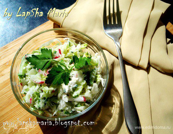 Добавим заправку в салат и хорошенько перемешаем. Посолим при необходимости и можно подавать к столу! 