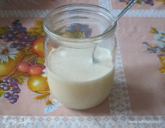 Сначала приготовим тесто. В этом рецепте оно не будет классическим слоённым, но благодаря коньяку коржи всё-таки получаютя слоёнными. Нужно размешать яйца с солью. В отдельной ёмкости смешиваем воду (холодную), уксус и коньяк и переливаем к яйцам с солью. Хорошо перемешиваем.