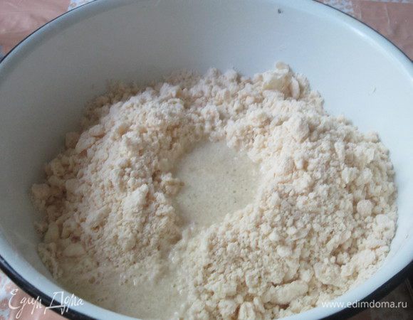 Рубим ножом в мелкую крошку масло с мукой. В сделанное углубление выливаем приготовленную ранее яично-коньячно-уксусную) смесь. 