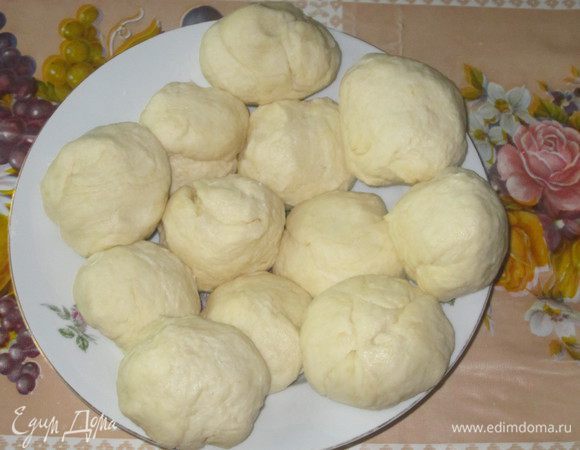 Замешиваем тесто и делим его  на 12 частей (можно скатать шарики). Накрыть пищевой плёнкой и убрать в холодильник на 1,5 часа. 