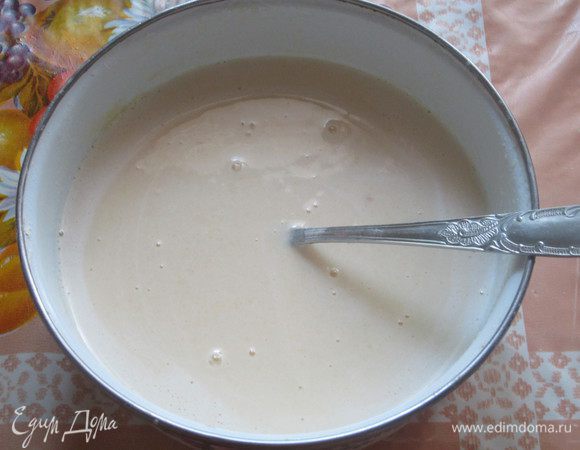 Пока наше тесто дожидается своего времени в холодильнике, мы в это время займёмся кремом. Желтки перемешиваем с сахаром и ванильным сахаром.Добавляем 50 мл молока и опять перемешиваем. Потом муку - перемешиваем, и опять добляем 50 мл молока. Так нужно делать, чтобы не было комков.