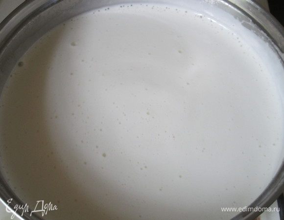 Оставшееся молоко доводим до кипения и добавляем в желтковую массу, помешивая. Ёмкость ставим на средний огонь, постоянно помешивая, доводим до кипения, но не кипятим! Как только крем загустеет, снимаем с огня и даём ему остыть. На это уходит несколько часов.