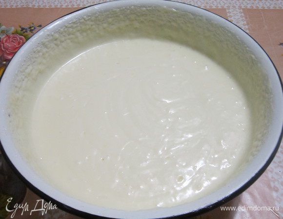 Размягчённое сливочное масло взбиваем миксером. Постепенно добавляем наш заварной крем и взбиваем до однородности. Крем получается очень-очень вкусный.