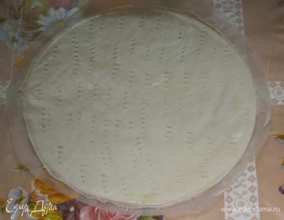 После первой стадии приготовления крема (когда он остывает) можно приняться за выпечку коржей. Выпекаем коржи при температуре 220 градусов около 5 минут (в зависимости от духовки). Чтобы тесто удобней было переносить на противень я раскатываю его на пергаменте и часто накалываю вилкой корж, чтобы он не вздулся.